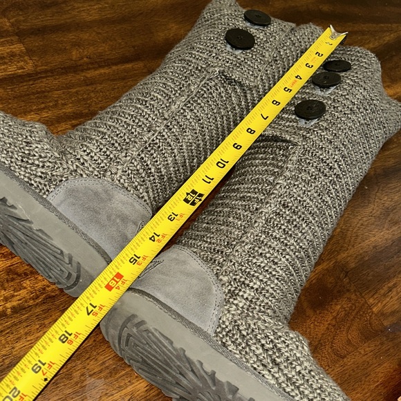 Ugg women’s classic cardy boots.. - Picture 12 of 12